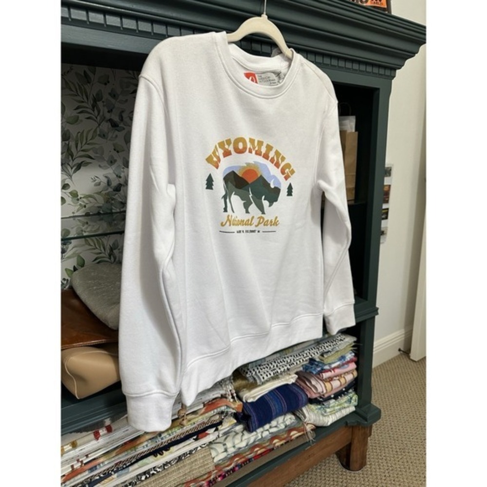 The American Outdoorsman Wyoming Sweatshirt Womens Sz S White‎ Pullover NWT - Picture 3 of 6
